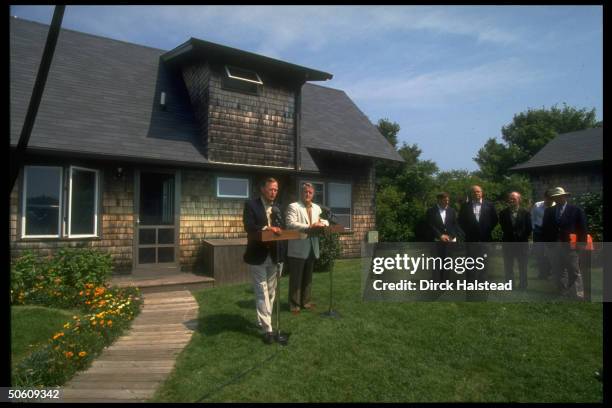 Canadian PM Mulroney & Pres. Bush @ podiums outside Bush home, w. Fitzwater, Scowcroft, unident. & Sununu, during gulf crisis mtg.