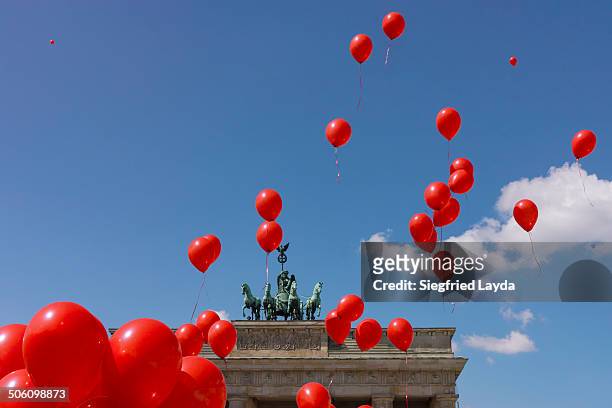 brandenburg gate and balloons - berlin brandenburger tor stockfoto's en -beelden