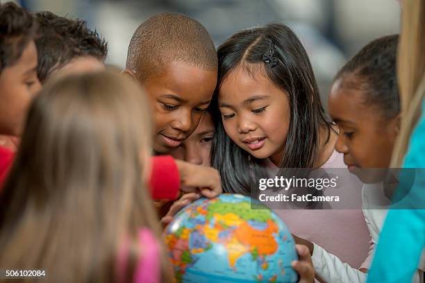 aprendizagem de geografia, olhando para o mundo - students map imagens e fotografias de stock