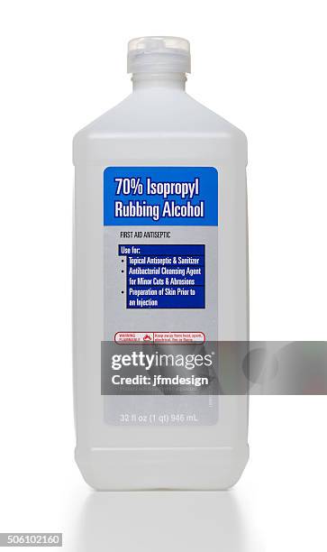 strofinarsi isopropyl bottiglia di alcool - alcol antisettico foto e immagini stock