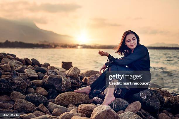 bela jovem mulher na praia, pôr do sol, desfrutar da natureza. - puerto plata imagens e fotografias de stock