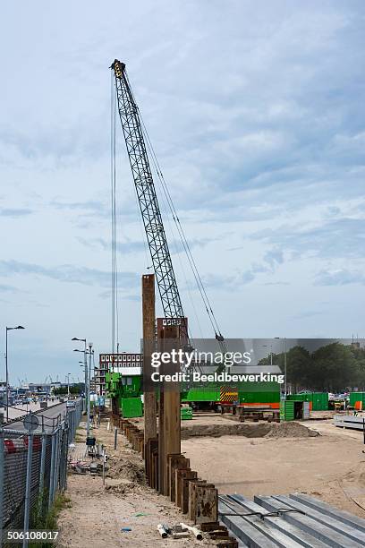 placing steel retaining walls 이미지 (506108017) - 게티이미지뱅크