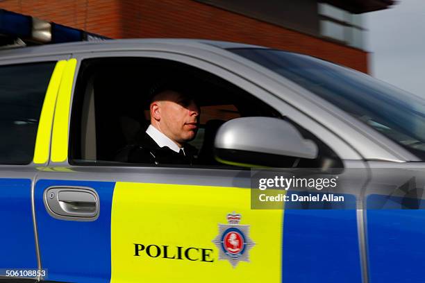 police car in pursuit - gillingham kent - fotografias e filmes do acervo