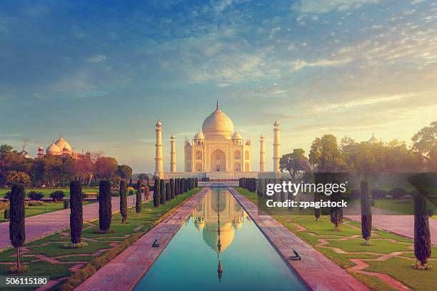 the taj mahal without people, early morning shot. - taj mahal photos et images de collection