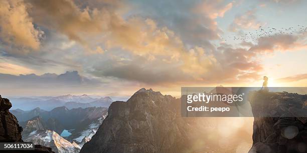 turistas espiritual meditando alta en la cima de la montaña al atardecer - espiritualidad fotografías e imágenes de stock