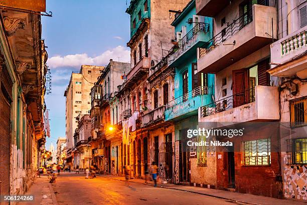 straßen von havanna, kuba in der dämmerung - havanna stock-fotos und bilder