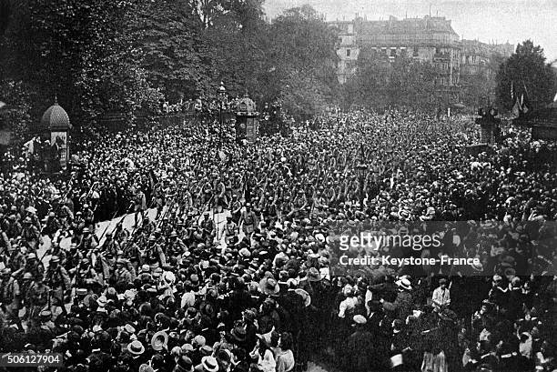 Crowds watching a victory parade after the end of World War I, Paris, 1918. Défilé de la victoire à Paris, France, en 1918