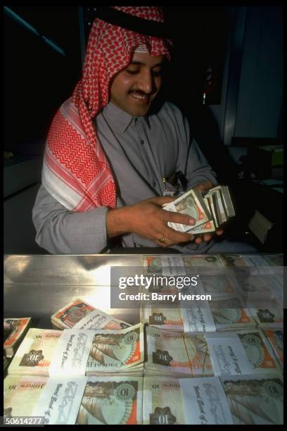 Counting & sorting dinars at Kuwait Central Bank, re Kuwait Investment Office mismanaging Fund for Future Generations .