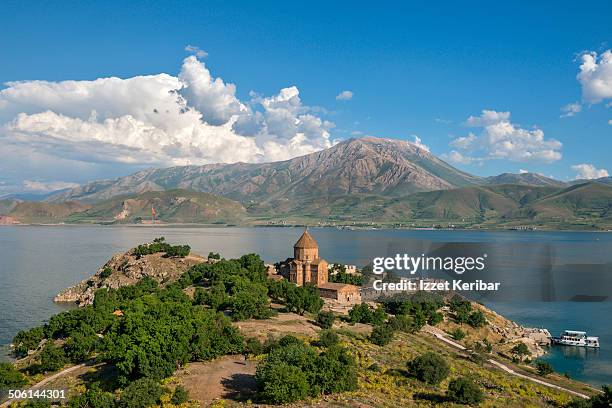 the armenian cathedral in akdamar island, van - van turquie photos et images de collection