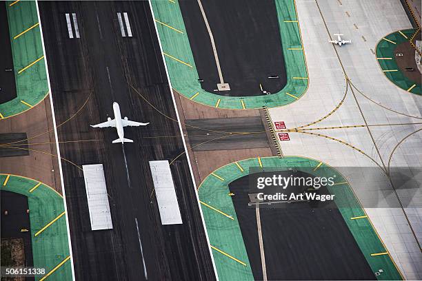 vista aérea de un avión de pasajeros en la pista de aterrizaje - taxiway fotografías e imágenes de stock