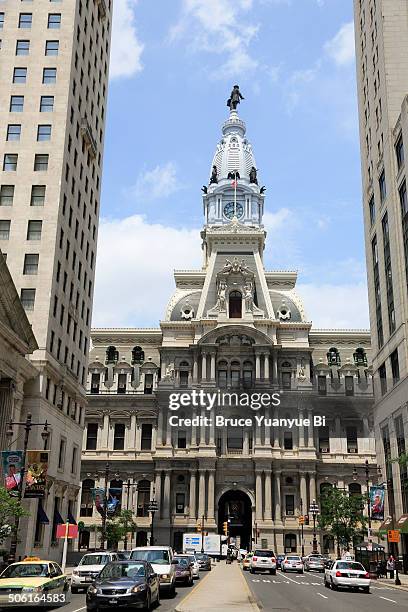 view of city hall from market street - rathaus von philadelphia stock-fotos und bilder