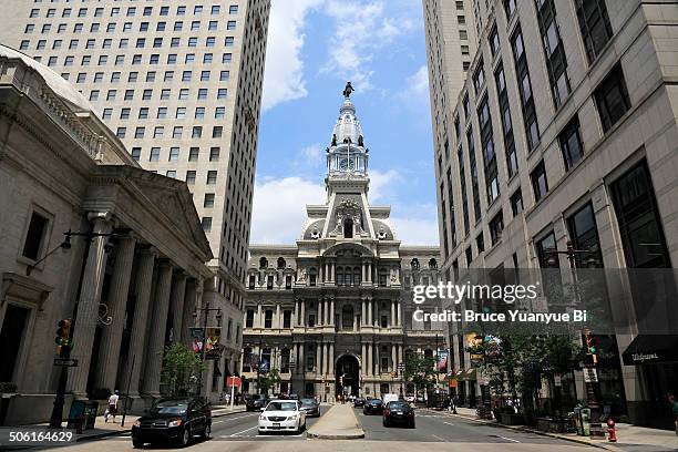 view of city hall from market street - rathaus von philadelphia stock-fotos und bilder