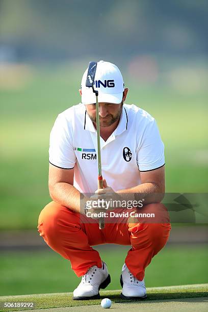 Andy Sullivan of England concentrates hard as he lines up a birdie putt at the par 4, 14th hole during the second round of the 2016 Abu Dhabi HSBC...