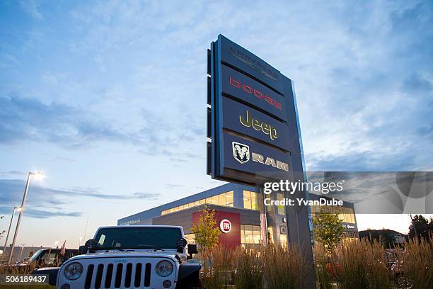 jeep.dodge, chrysler y ram de sucursal señal - dodge dealership fotografías e imágenes de stock