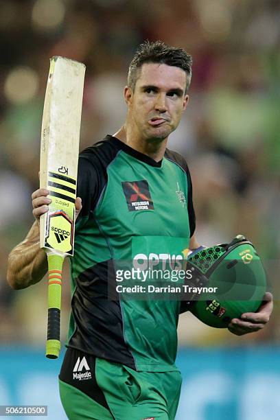 Kevin Pietersen of the Melbourne Stars acknowledges the fans after being dismissed during the Big Bash League Semi Final match between the Melbourne...