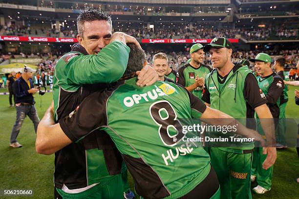 Kevin Pietersen and David Hussey of the Melbourne Stars embrace after winning the Big Bash League Semi Final match against the Perth Scorchers at...