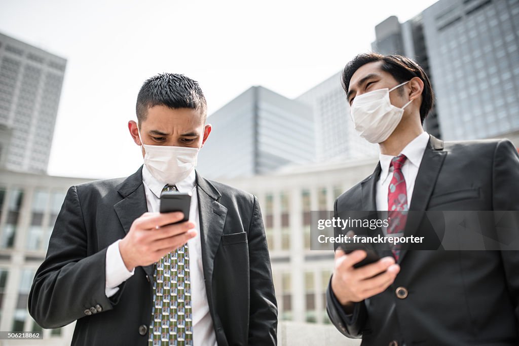 日本のビジネス男電話での