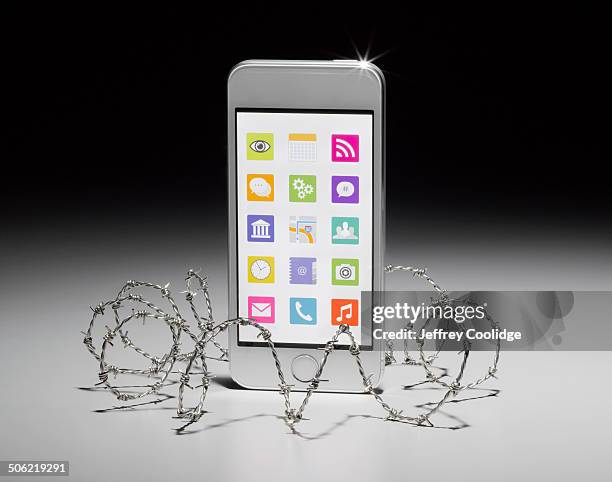 smart phone in barbwire - arame farpado arame - fotografias e filmes do acervo