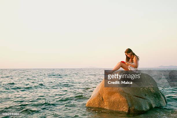 junger leser in romantischen environtment - beach book reading stock-fotos und bilder