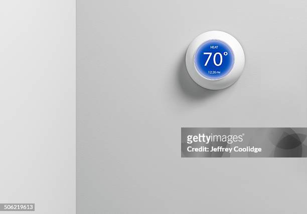 digital thermostat round - thermostat fotografías e imágenes de stock