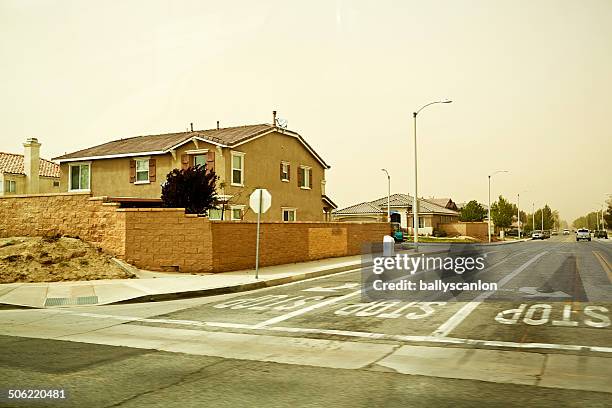 suburban scene during sand storm. - palmdale stockfoto's en -beelden