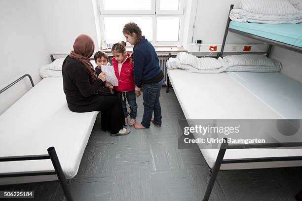 Refugees and asylum seekers in the accommodation of the German Red Cross in the Bonn Ermekeil barracks. Syrian mother with her children.