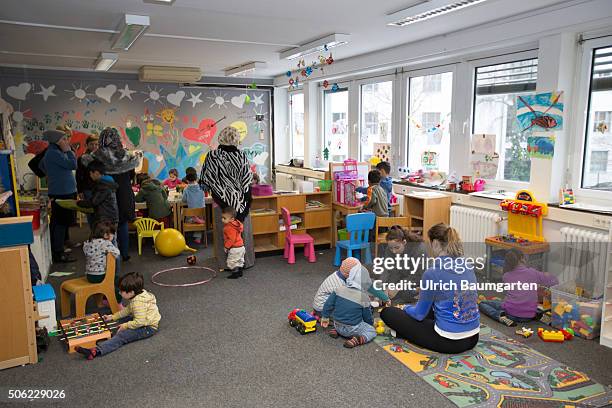 Refugees and asylum seekers in the accommodation of the German Red Cross in the Bonn Ermekeil barracks. Child care.