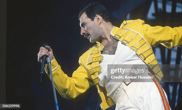 Freddie Mercury of the rock group Queen perfumes at a concert on January 01, 1986 in London, England.