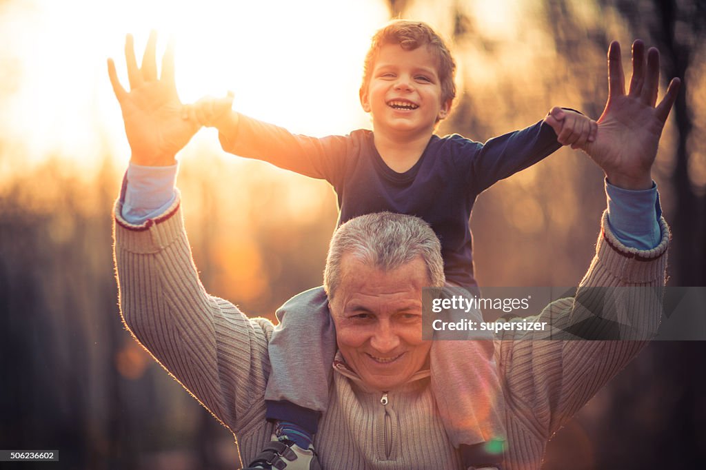 Foto der Großvater und sein Enkel im park