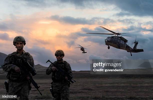 military misión al atardecer - military helicopter fotografías e imágenes de stock