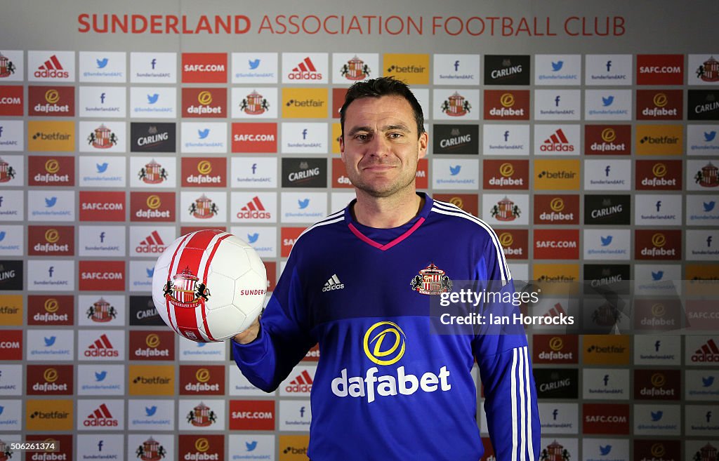 Sunderland AFC Unveil New Signing Sreve Harper