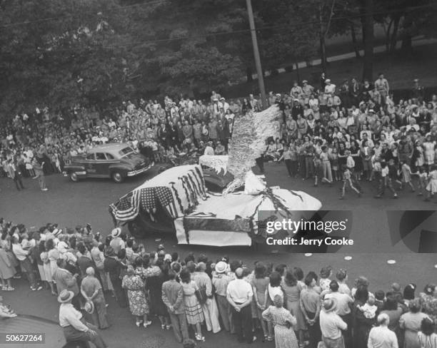 Float passing through the parade held in conjuction with the opening of Xmas in Connecticut.