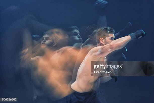 mehrfachbelichtung-muskel mann faustschlag - boxing shorts stock-fotos und bilder