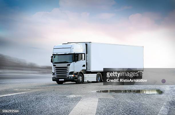weiße lkw lkw - flatbed truck stock-fotos und bilder