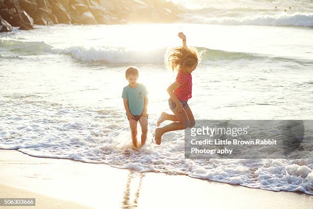children having fun on the beach - rabbit beach - fotografias e filmes do acervo