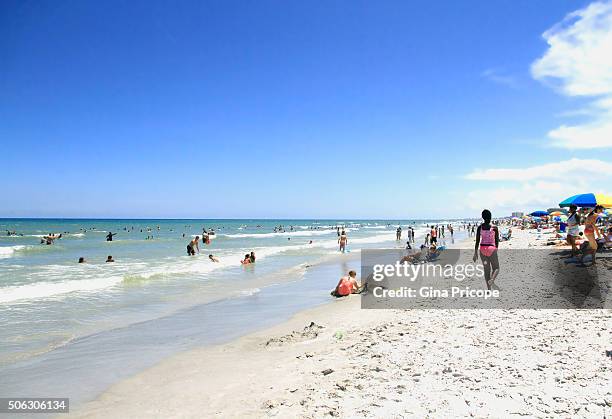 tourists at cocoa beach, florida. - cocoa beach stock-fotos und bilder