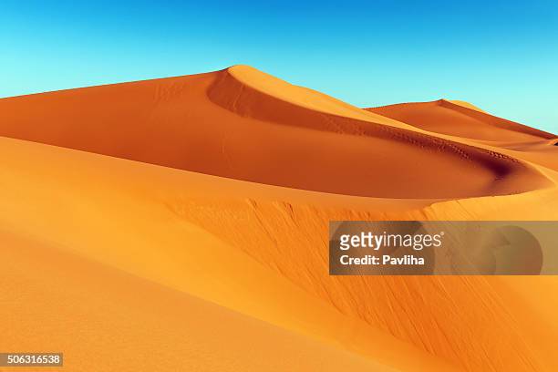 dell'erg chebbi dune di sabbia di sunrise, marocco, africa - dune foto e immagini stock