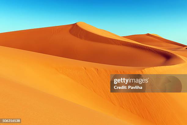 erg chebbi 砂丘の日の出、モロッコ、アフリカ - sahara　sunrise ストックフォトと画像