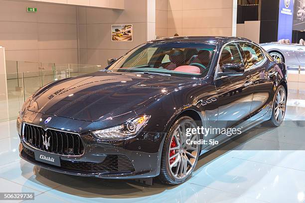 maserati ghibli italiana salón de lujo coche - maserati fotografías e imágenes de stock