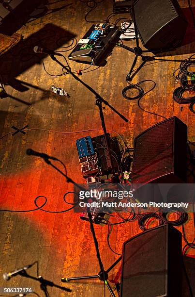 high angle of view of some band equipment on a stage. - uitvoerende kunst voorstelling stockfoto's en -beelden