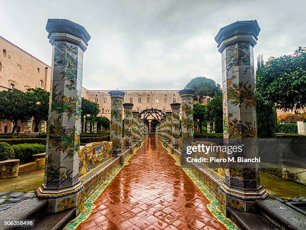 naples - chiostro foto e immagini stock