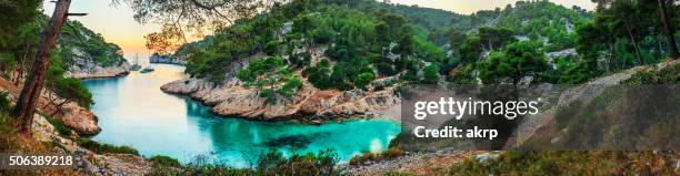bahía de aguas turquesas durante el atardecer hdr en francés-vista panorámica de la costa - cassis fotografías e imágenes de stock