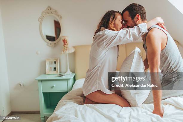 retrato de um casal feliz - couple and kiss and bedroom - fotografias e filmes do acervo