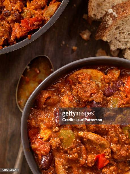chilli und paprika, pilzen und bohnen - ground beef stew stock-fotos und bilder