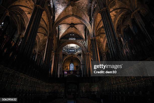 catedral de barcelona - catedral interior fotografías e imágenes de stock