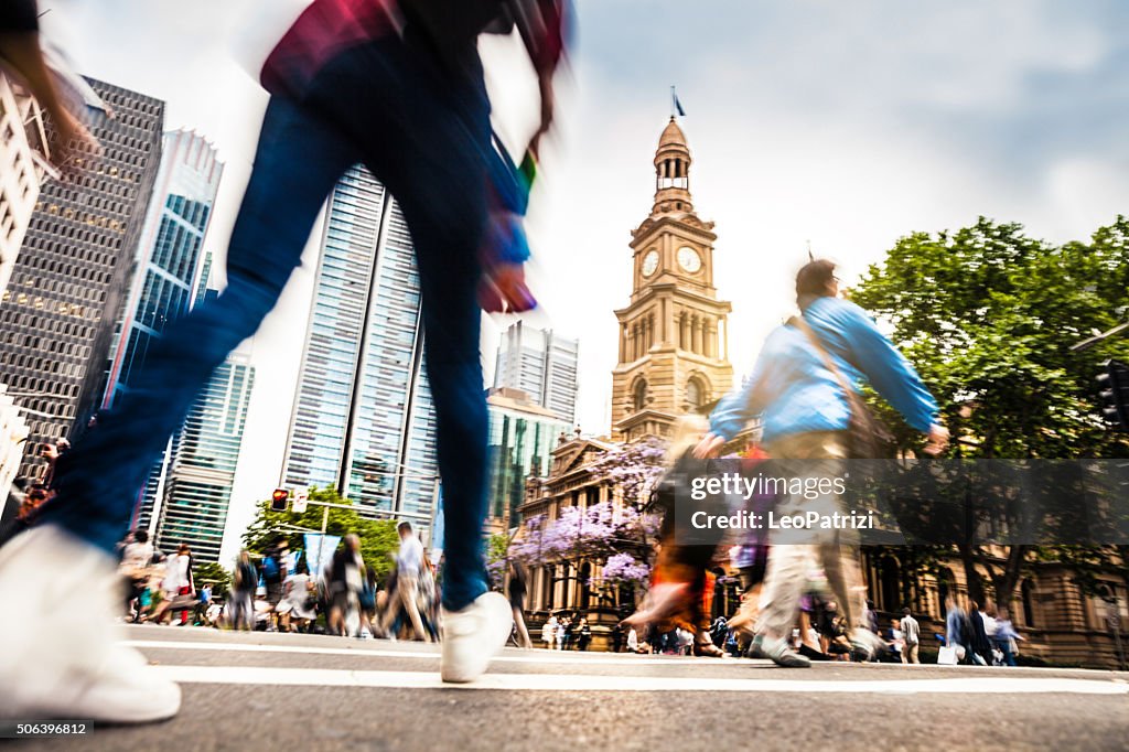 Sydney en el centro de la ciudad, la intersección de las personas y el tráfico