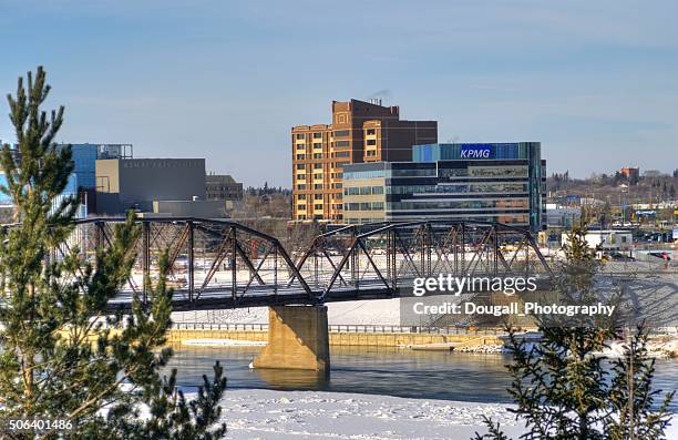 stock image of saskatoon traffic bridge and downtown saskatoon - south saskatchewan river 個照片及圖片檔