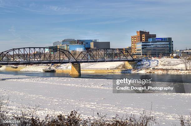 stock image of saskatoon traffic bridge and downtown saskatoon - south saskatchewan river 個照片及圖片檔