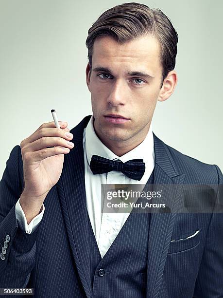 cigarrillo? - esmoquin fotografías e imágenes de stock