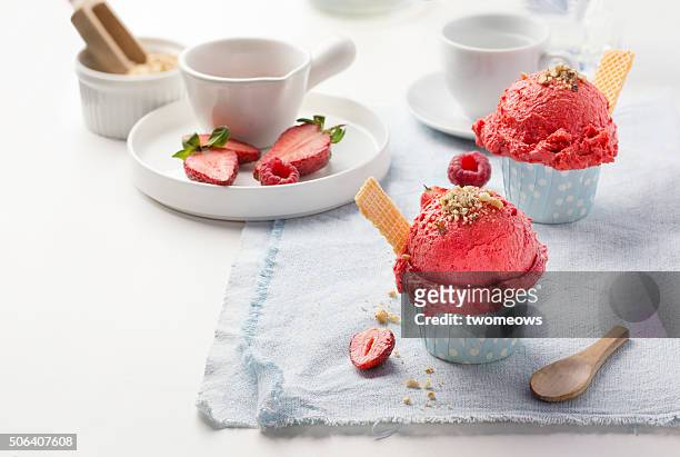 strawberry ice cream with peanut topping on white table top background. - sorbet 個照片及圖片檔